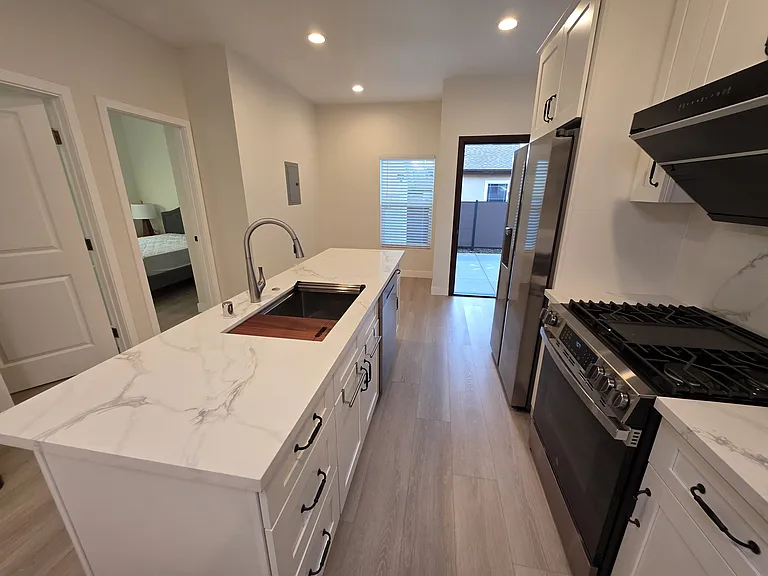 552 W Howard St — Photo 17