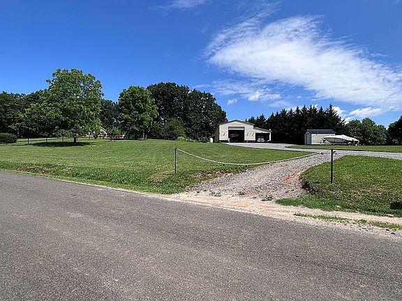 5th image of 560 Sandy Ridge Rd