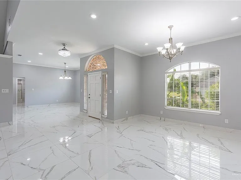 2110 Pecos St — Photo 2