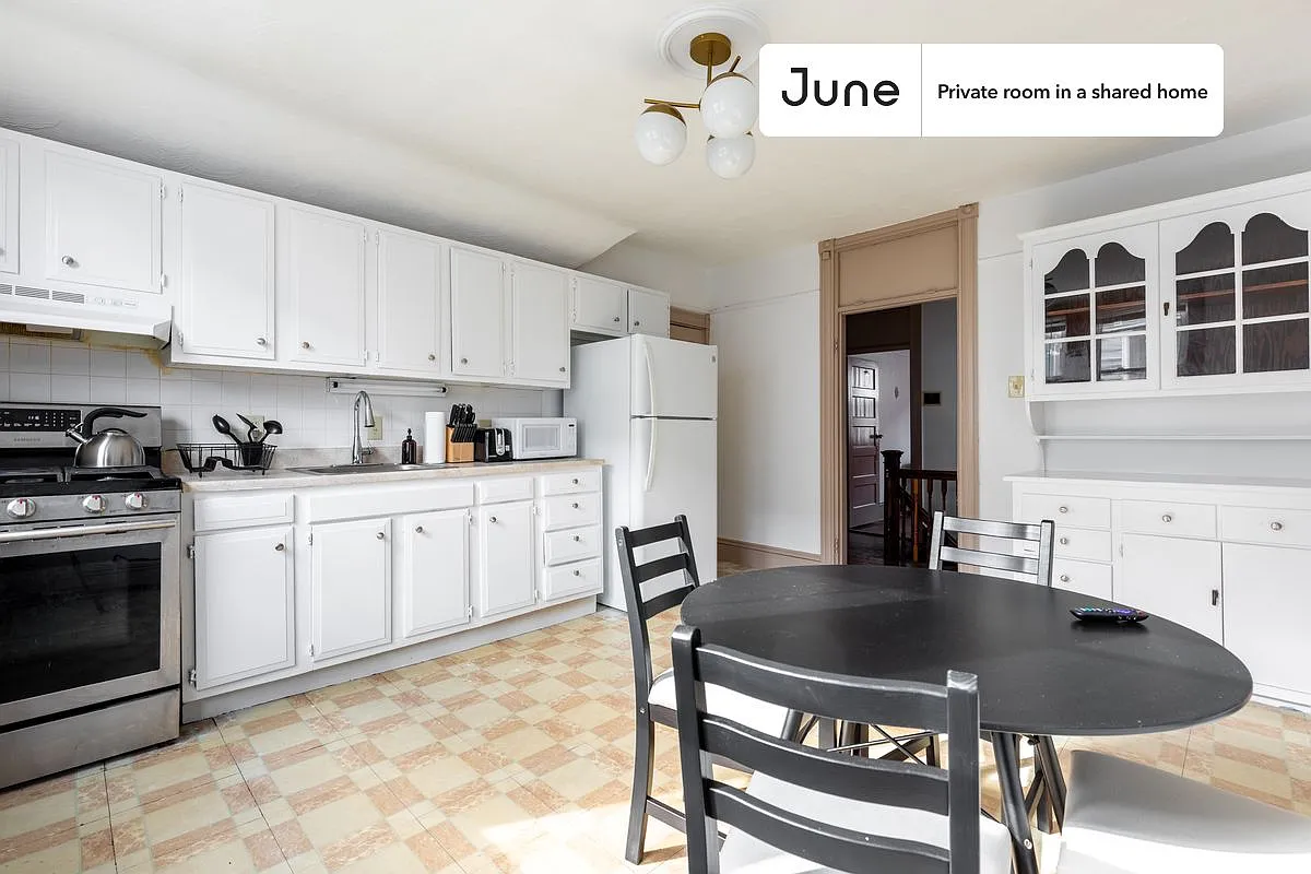 Queen bedroom in 3 bed/1 bath home in Roxbury #937 C — Photo 4