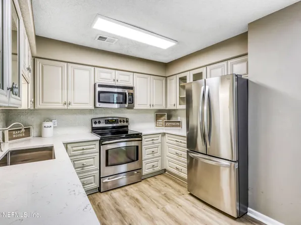 802 Wood Hill Dr, Jacksonville, FL 32256