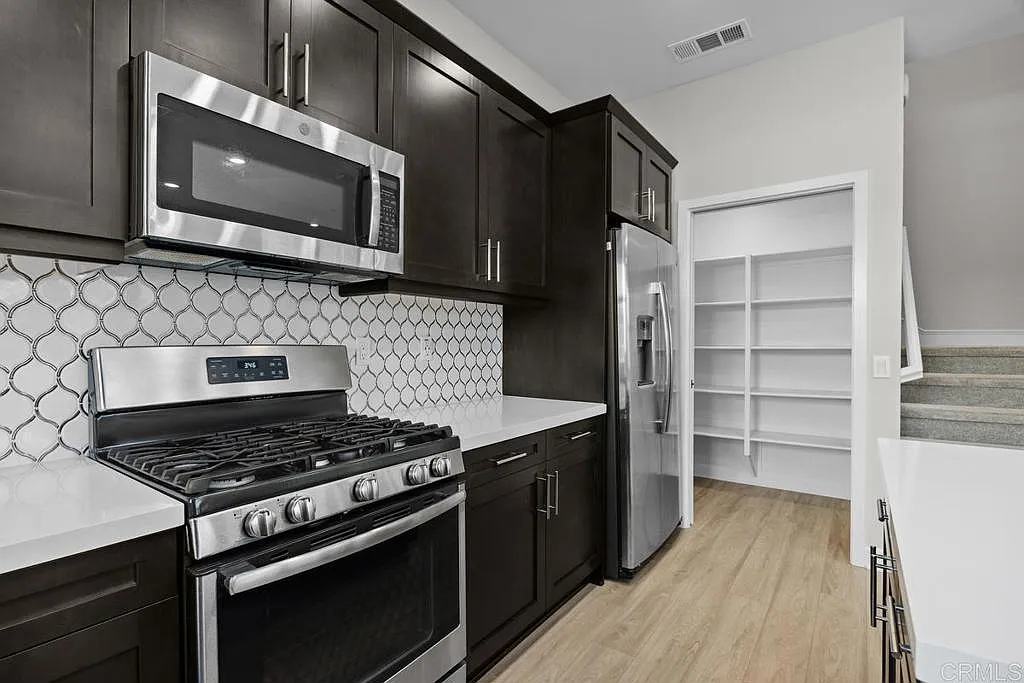 3 bed, 3.5 bath, 1743 sqft, $3,950 — Photo 2