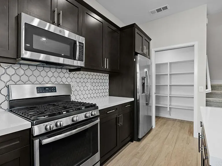 1137 Delpy View Point — Photo 3