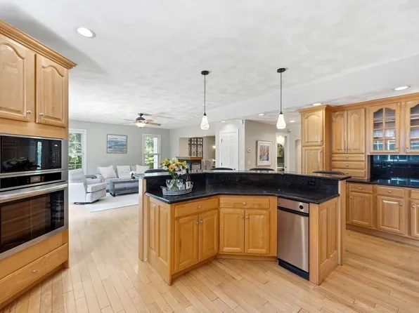 18 Parsonage Hill Rd, Haverhill, MA 01832