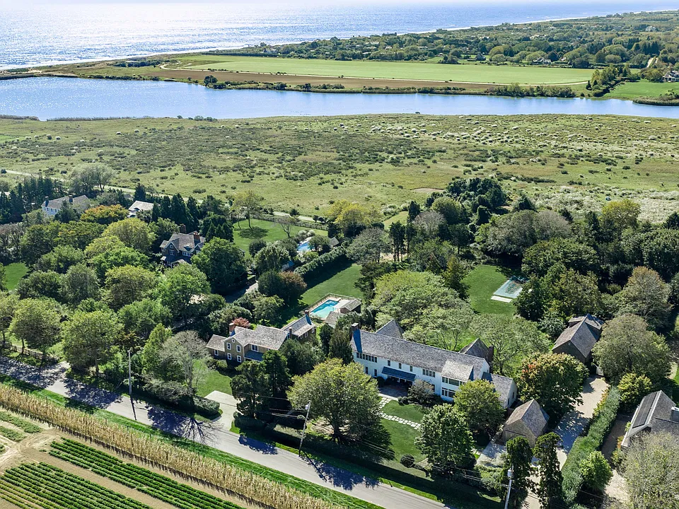 38 Beach Ln