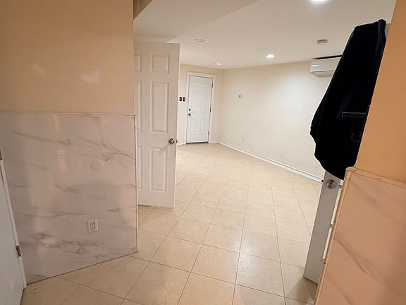 5th image of 618 Bainbridge St #1