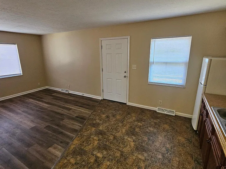 1086 Tonawanda Ave #1086 — Photo 3