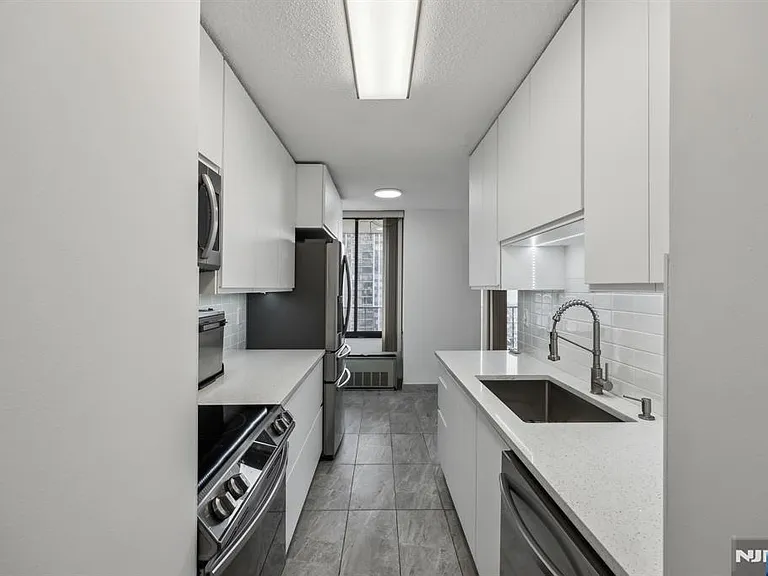 300 Winston Dr #2020 — Photo 7