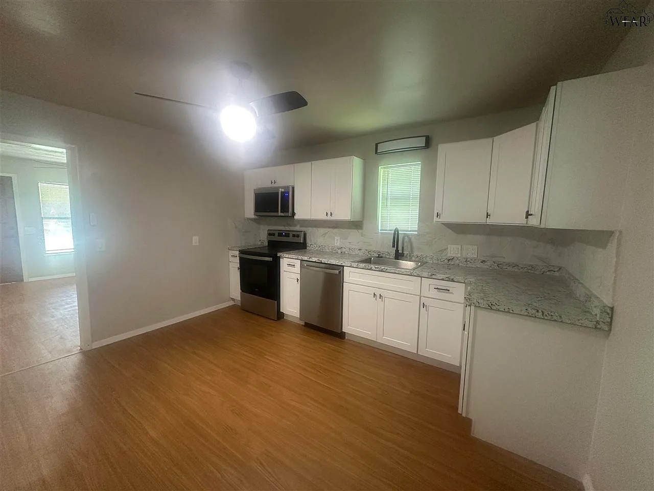 3 bed, 1.0 bath, 862 sqft, $975 — Photo 3