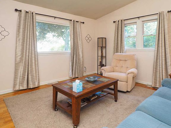 4th image of 256 Manor Dr