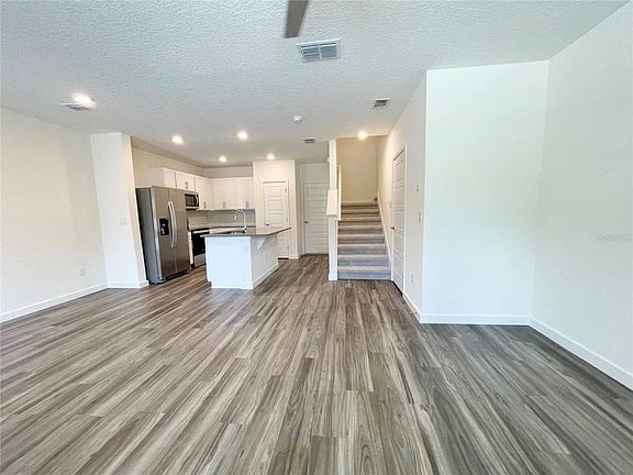 4th image of 189 E Warren Ave