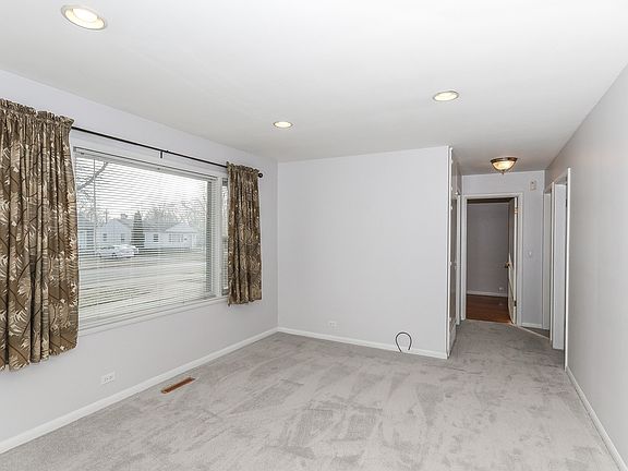 4th image of 210 N Crest Ave