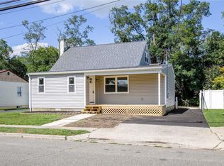 380 N Indiana Ave, Lindenhurst, NY 11757