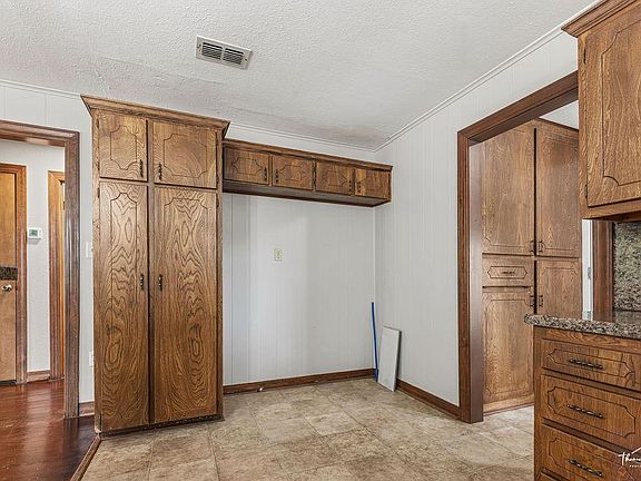 4th image of 803 S Wall St
