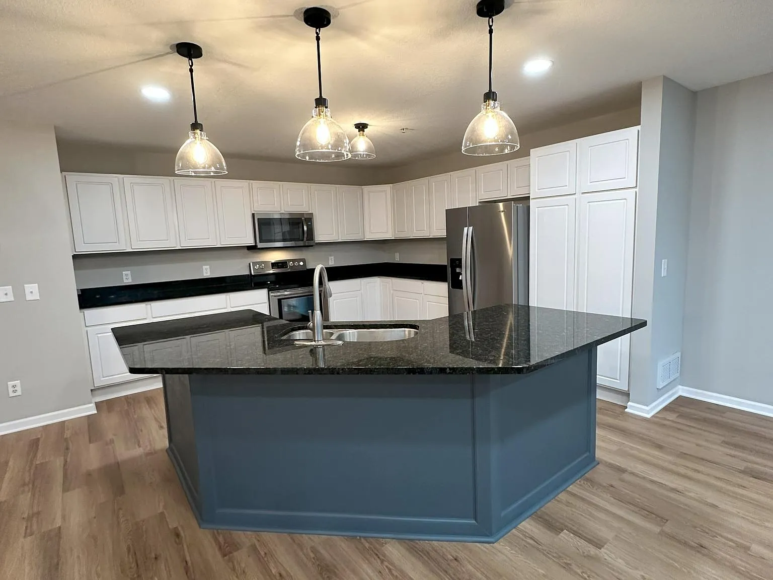 3 bed, 2300 sqft, $2,600 — Photo 3