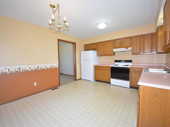 5th image of 730 Knob Hill Dr