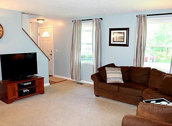 3rd image of 5 Coachlight Cir