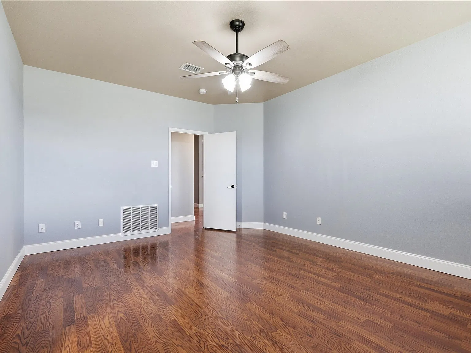 3 bed, 2292 sqft, $2,400 — Photo 4