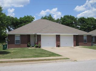 847 Meadowlands Dr, Centerton, AR 72719