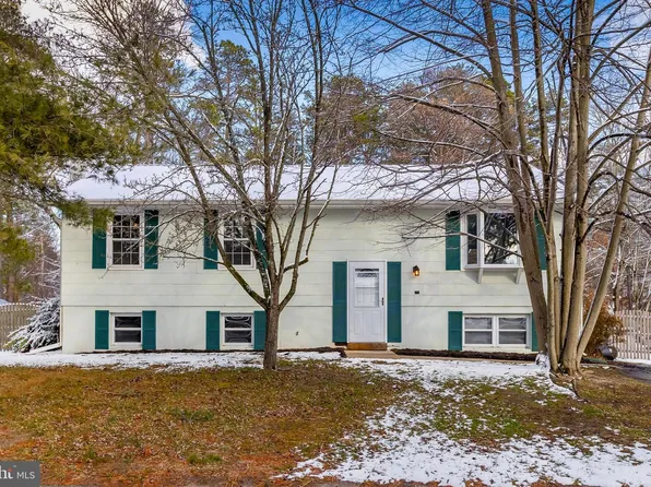 2 Debras Ln, Sicklerville, NJ 08081