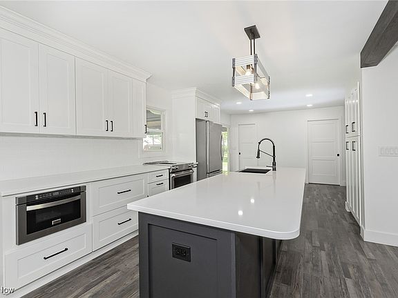 3rd image of 872 Stanwell Dr