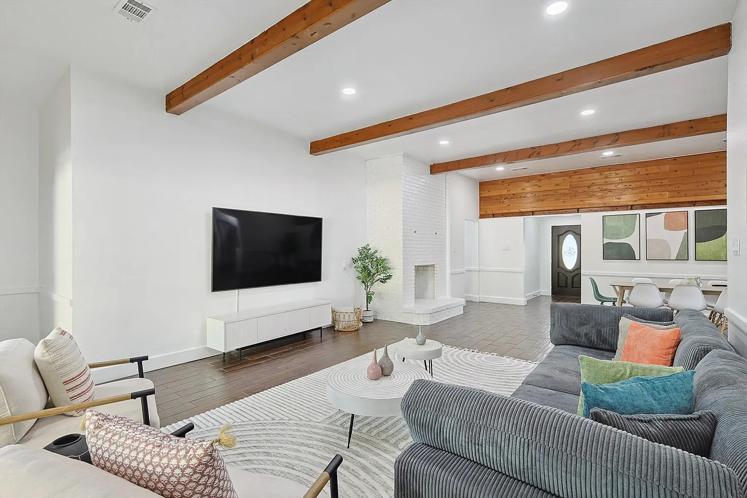 4 bed, 2.0 bath, 2497 sqft, $12,838 — Photo 2