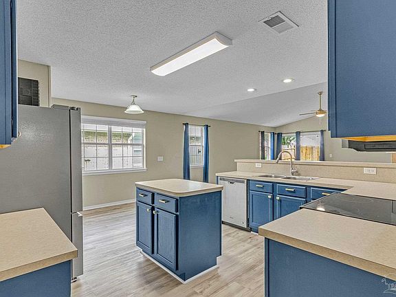 3rd image of 725 Moye Ln
