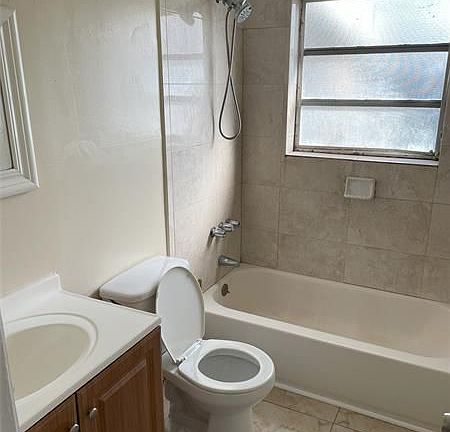 5th image of 1845 Lauderdale Manor Dr