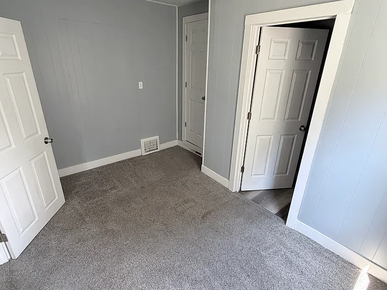 913 Dayton St — Photo 5