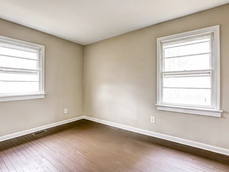 1419 Lenmore St — Photo 5
