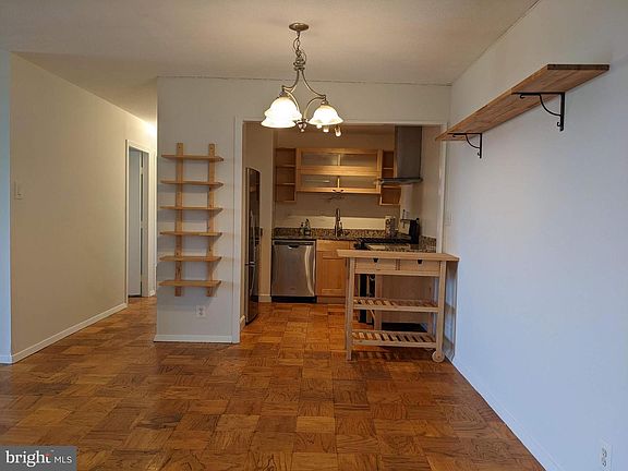 4th image of 2030 N Adams St APT 1206