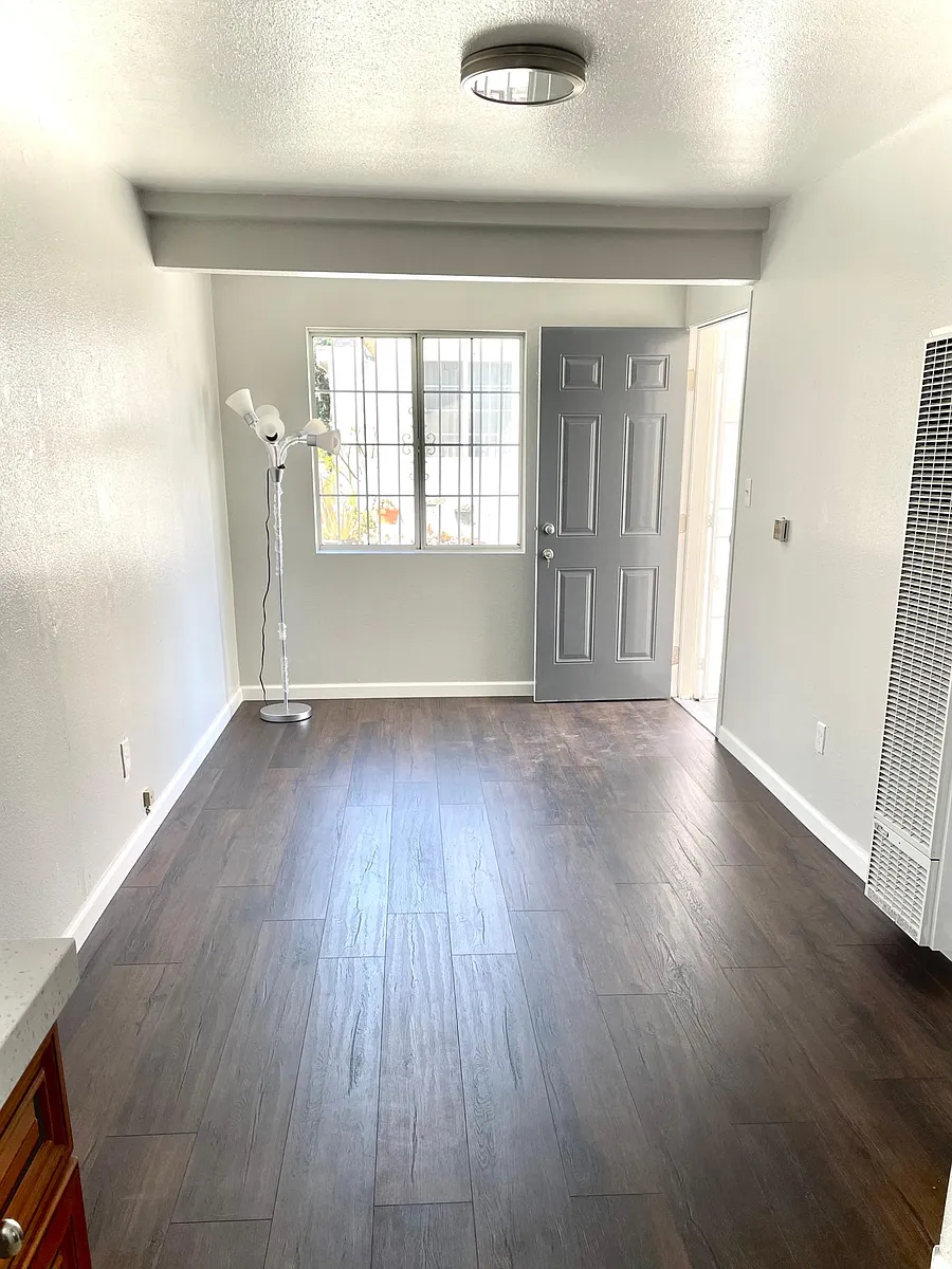 Living Room - 140 1/2 S Savannah St