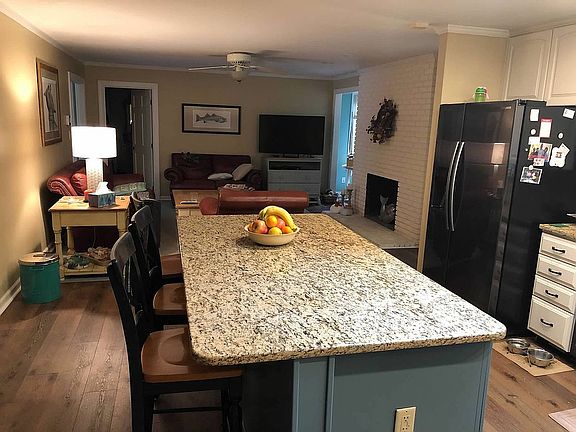  Kitchen w/ large Island