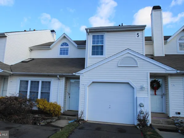 64 Banbury Ct Unit 2213J, Southampton, PA 18966
