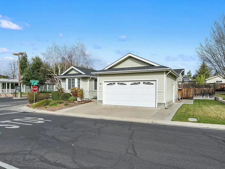 351 Lark Dr — Photo 2