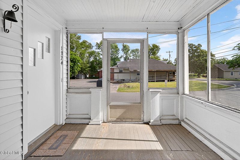 4th image of 1374 Helderberg Avenue