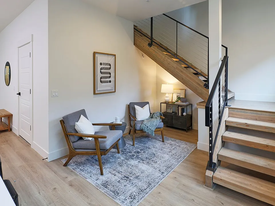 140-172 NE Sacramento St