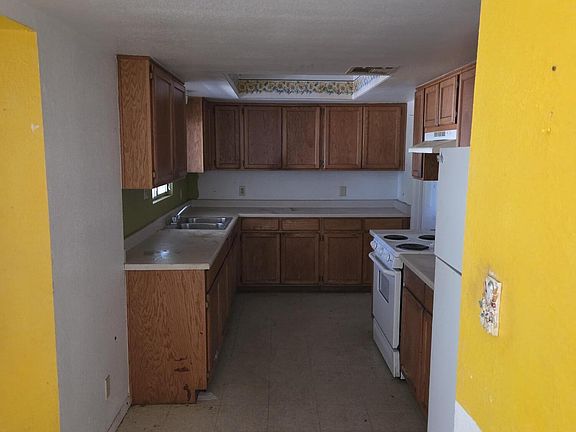 3rd image of 2217 W DAHLIA Drive