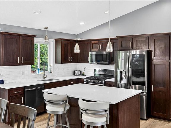 3rd image of 1885 Lusitano St