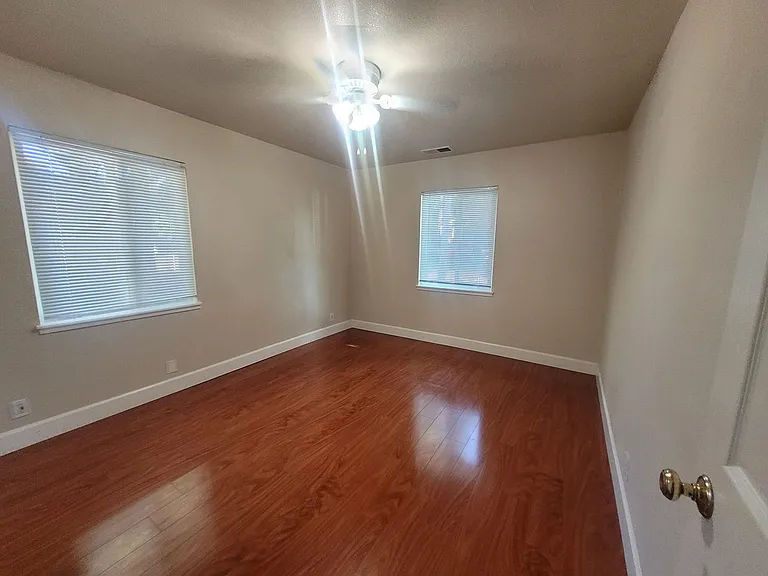 1908 Hackett Ave — Photo 16