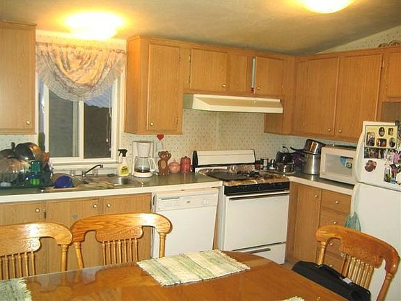 Kitchen with Gas Stove!