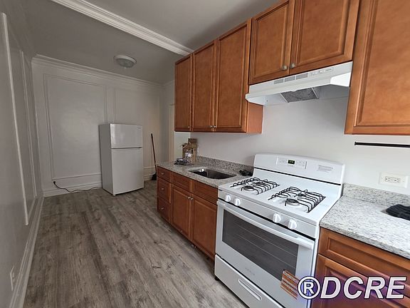 5th image of 1233 W Chase Ave #1