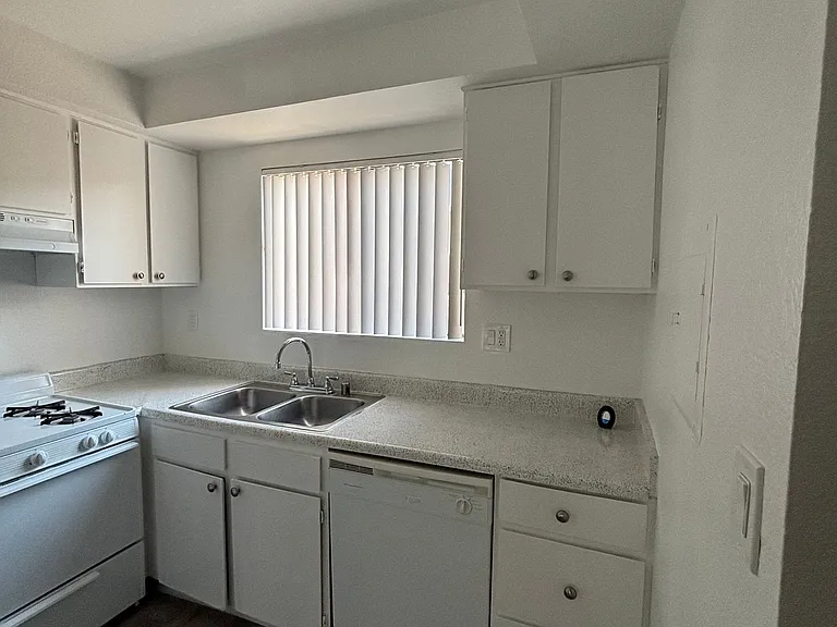 Welcome to 12909 Cordary Ave Comfort & Convenience in the Heart of Hawthorne! — Photo 8