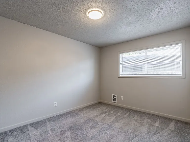 Willow Lake Apartments — Photo 34