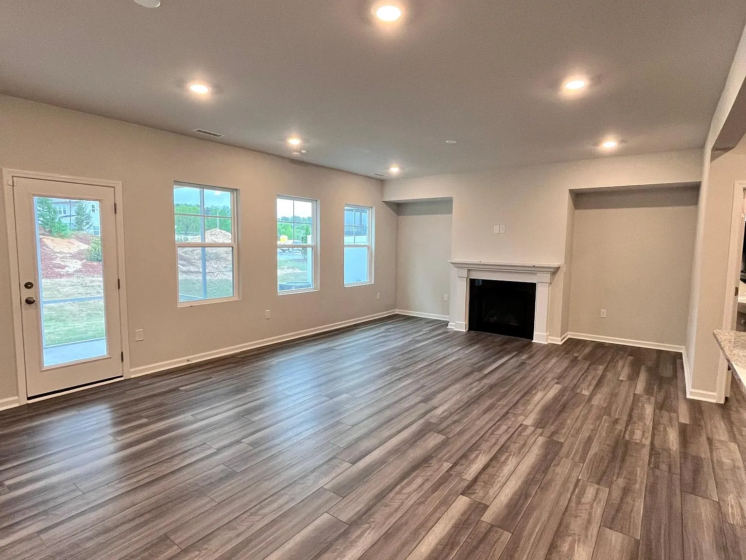3 bed, 2.5 bath, 1924 sqft, $2,095 — Photo 2
