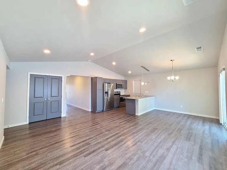 3014 N Gillis Ct — Photo 4