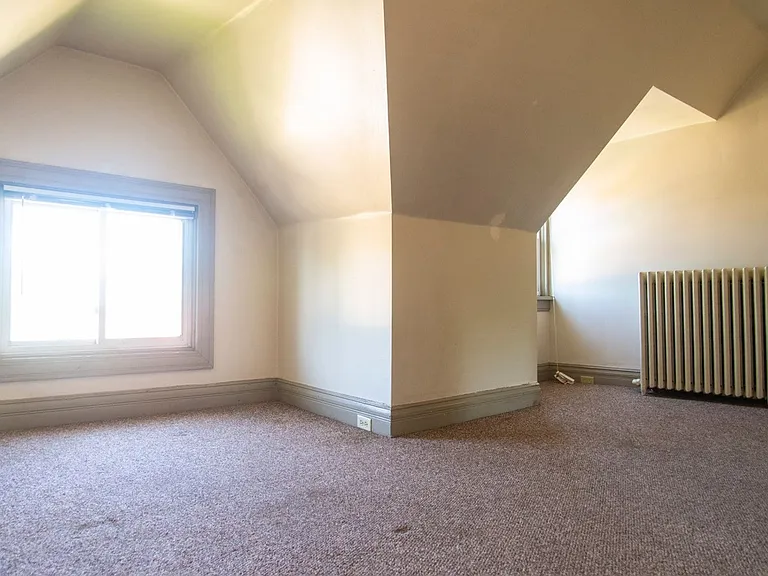 15-17 N 15th Ave E — Photo 2
