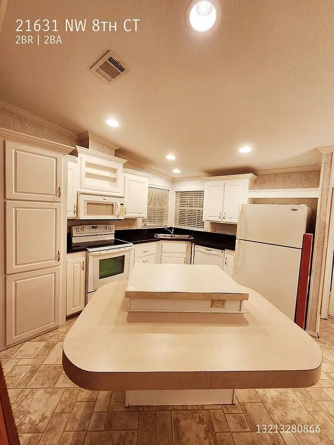 Beautiful 2/2 Mobile Home in Pembroke Pines Backing Everglades — Photo 3