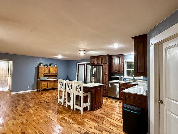 3rd image of 145 Trailwood Rd