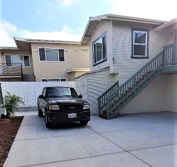 Robinson Avenue West 341 & 343 — Photo 13